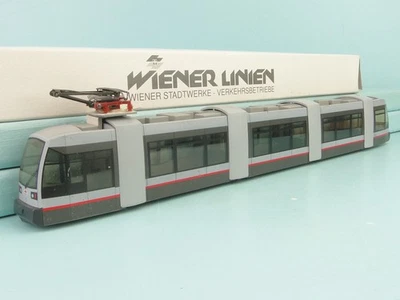 Wiener Stadtwerke Strassenbahn ‚ Niederflurwagen - Bild 1 von 4