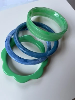 Lote De Colección De Brazalete De Plástico Denim Azul Y Verde Brillante Festoneado y Esmerilado Remolino Foto 1 de 4