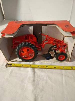 1948 Allis Chalmers "G" 1/16" Scale Die Cast Collector Model Plow. In Box.  A-18 - Image 1 of 4