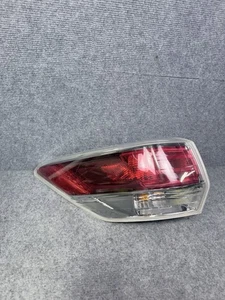 Luz trasera incandescente lateral izquierda panel cuarto Toyota Highlander 2014-2016 OEM - Imagen 1 de 10