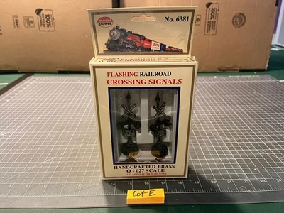 Model Power Train HO O-O27 Scale 6381 Flashing Railroad Crossing Signal Lot E - Image 1 of 4