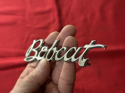 EMBLEMA DE SCRIPT VINTAGE OEM MERCURY BOBCAT TAMPA DE DECK CAPÔ DE PARA-LAMA D5YB-16B114-AA EUA - Imagem 1 de 4