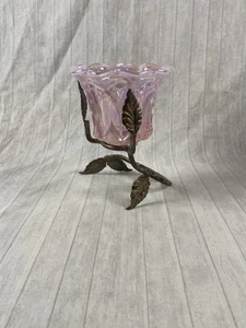 Candelabro Fenton Art Glass rosa iridiscente en soporte de hojas de metal vintage - Imagen 1 de 8