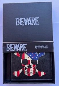 CUIDADO CON CALAVERA Y HUESOS CRUZADOS EE. UU. CARTERA PLEGABLE NEGRA EN CAJA DE REGALO AMARILLA - Imagen 1 de 4