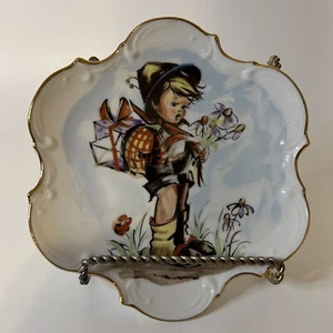 Vintage Norcrst Fine China Hanging 8” Wall Plate Boy Present Flowers Gold Trim - Picture 1 of 7