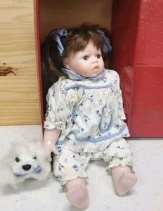 Swan Collection Porzellan Baby Puppe Zopf blaue Augen weiß Hund blaue Schleife - Bild 1 von 12