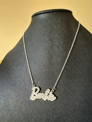 Collar colgante de diamantes de imitación de plata inspirado en Barbie logotipo con cadena Foto 1 de 4