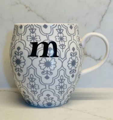 Taza de café con monograma ASHLAND inicial “M” blanca y gris floral Foto 1 de 4