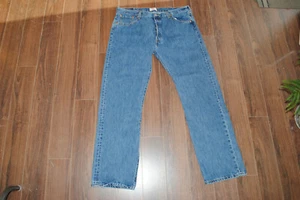 Pantalones de mezclilla para hombre Levis 501 Button Fly etiqueta 40 x 34 reales 40 x 32 pierna recta - Imagen 1 de 9