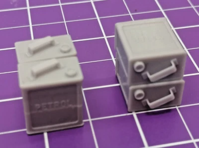 BRITISH 2-GALLONEN-KANISTER (WASSER UND BENZIN) 4er Set  Scale 1:16 - Bild 1 von 4