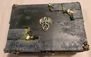 Caja artesanal de dados de dragón con juego de dados - verde y dorado - Imagen 1 de 17