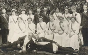 Fest Feier Veranstaltung Verein  Frauen  Fahne  alte Fotokarte  (f15) - Picture 1 of 2