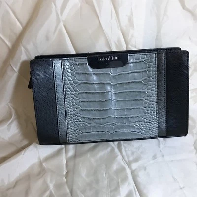 Cartera sin asas Calvin Kline imitación cocodrilo negra y gris Foto 1 de 4