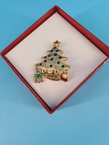 Broche prendedor de árbol de Navidad dorado vintage/dije de Feliz Navidad/gemas rojas y verdes - Imagen 1 de 3