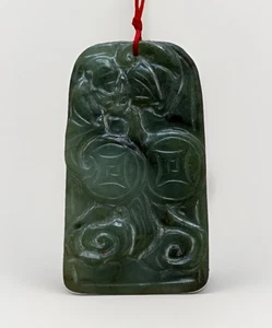Vintage chinesischer dunkelgrüner Jade Anhänger Schnitzerei Münzen Fledermaus Wohlstandssymbol - Bild 1 von 9