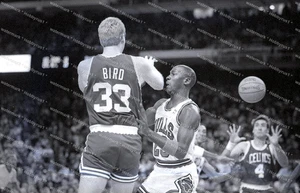 Michael Jordan vs Larry Bird NBA Basketball 1989-90 Original 35mm Negativ - Bild 1 von 2