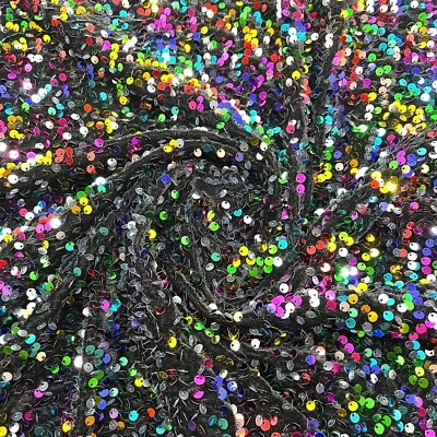 Tela de lentejuelas de terciopelo elástico bordado Emma por yarda / arco iris en negro Foto 1 de 4