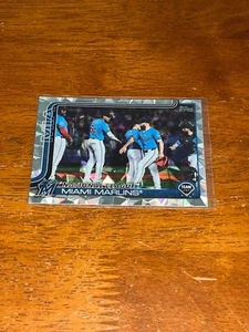 Miami Marlins Team Card 2025 Topps Series 1 Diamante #298 Miami Marlins - Picture 1 of 2