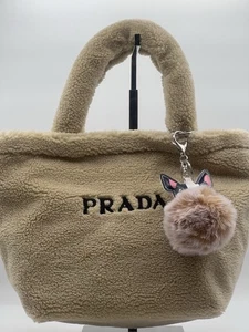 Atemberaubend! Prada Beige Teddy Shearling Tote Bag + Frenchie TaschenanhÀnger NEU Neuheit - Bild 1 von 3