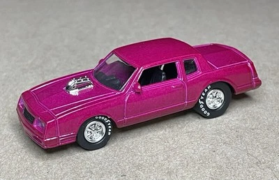 COMO NUEVO Johnny Lightning 1/64 Hot Rods Beastmobile Monte Carlo Rosa Caliente Diecast Foto 1 de 4