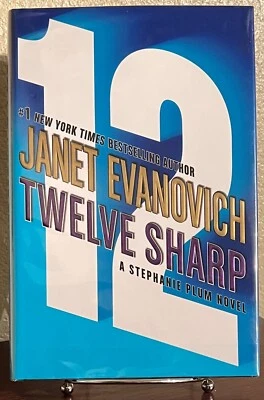 ПОДПИСАННЫЙ ~ ДВЕНАДЦАТЬ SHARP Джанет Эванович (2006, твердая обложка) 1/1 - Изображение 1 из 4