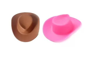 5 x cappello da cowboy in plastica marrone o rosa casa delle bambole western giocattolo forniture per feste - Foto 1 di 3