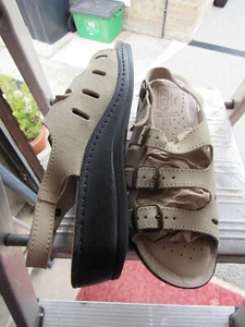 FLY FLOT LADIES SIZE 8/41 MUSHROOM COLOURED LEATHER/SUEDE SANDAL WEDGE 4 CM HIGH - Picture 1 of 4