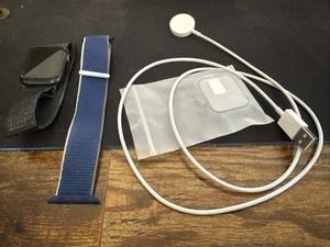 Apple Watch SE 44mm (GPS) Noir Minuit avec Boucle Sport - (MYYP2VC/A) - Photo 1 sur 5