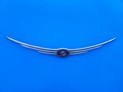 06 07 08 09 10 CHRYSLER PT CRUISER CAPÓ DELANTERO EMBLEMA INSIGNIA SÍMBOLO FABRICANTE DE EQUIPOS ORIGINALES (2009) Foto 1 de 4