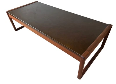 Mesa de centro danesa moderna con patas de trineo de palisandro imitación cuero superior grande MCM trineo Foto 1 de 4