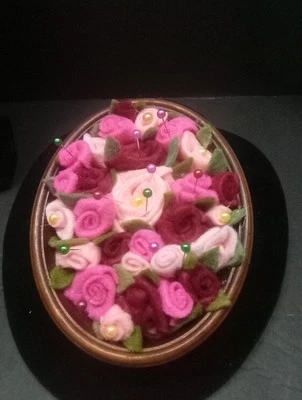 Cojín prendedor de fieltro flores rosas hecho a mano vintage Grannycore en marco de madera  Foto 1 de 4