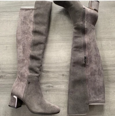 Bota alta para mujer DKNY hasta la rodilla gamuza de acero con elástico CORA 5,5 Foto 1 de 4