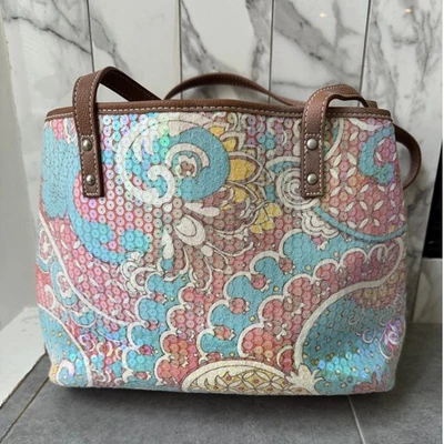 Bolso de Mano Nine West Lentejuelas Paisley | Estampado Boho | Asas de Cuero Sintético Marrón Foto 1 de 3