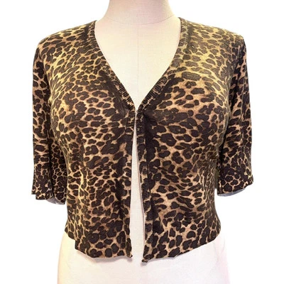 Suéter Punk Torrid 3 (3X 22/24) Betsey Johnson Estampado Leopardo Manga Codo Encogido de hombros Foto 1 de 3