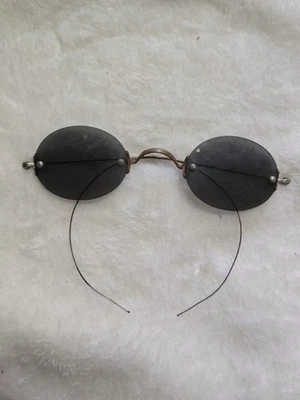 Gafas de sol antiguas con marco de alambre de la era victoriana Foto 1 de 2