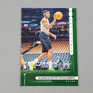 2022-23 Panini Photogenic #5 Giannis Antetokounmpo Pregame Milwaukee Bucks quasi nuovo - Foto 1 di 2