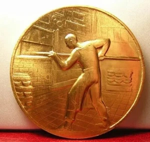 scarce FRENCH 68MM ART MEDAL GILT BRONZE THE BAKER TRADITIONAL BAKERY culinary - Picture 1 of 2