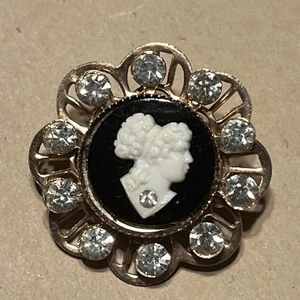 Broche camafeo rodeado de diamantes de imitación victoriano dorado de colección con fondo negro - Imagen 1 de 4