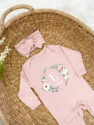 ALLABOUTTHEBUMP Personalisierter rosa Blumenkranz Initiale Strampler mit optionalem Heaband & Decke