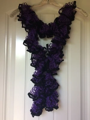 Bufanda con volantes de moda de ganchillo hecha a mano - rayas de abanico deportivo (púrpura/negro) Foto 1 de 3