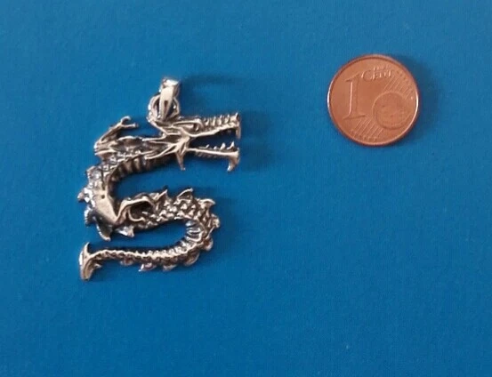 DRAGO CINESE METALLO ARGENTATO CIONDOLO PENDENTE AMULETO TALSIMANO  - Immagine 1 di 1