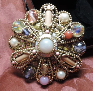 NOS JOAN RIVERS ANSTECKNADEL BROSCHE GOLDFARBEN MCM FARBEN GROSS 2 7/8" SCHÖNES GESCHENK ANSEHEN - Bild 1 von 1