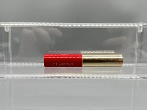 Clarins Instant Light Bálsamo Labial Perfeccionador - Tono 05 Rojo - Eclat Minuto - 0.06oz - Imagen 1 de 4