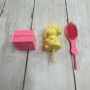 Mattel 1983 Chatty Patty Zubehör gelber Hund rosa Haarbürste und Geschenk Geschenk. - Bild 1 von 6