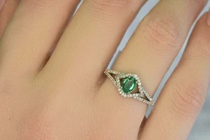 Anillo de vástago dividido con halo de esmeralda verde simulado de corte ovalado de 2 quilates enchapado en oro blanco de 14 quilates - Imagen 1 de 5