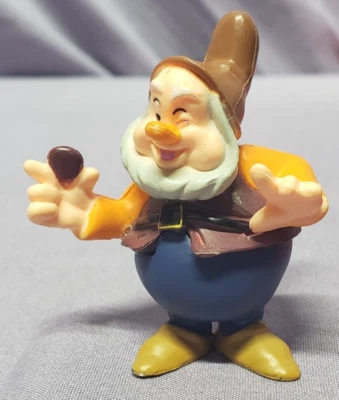 Figura Disney Happy Dwarf sosteniendo gema PVC adorno de pastel - Blancanieves coleccionable Foto 1 de 4