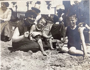 1914 Vintage Photo Lot 2 NYC BELLEVUE HOSPITAL NURSE At The Beach With Orphans - Picture 1 of 4