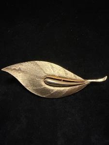 Unsigned Mid Century Gold Toned Leaf Brooch Brushed Gold Color (Lot# 420) - Picture 1 of 6