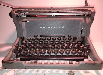 Винтажная полнофункциональная настольная пишущая машинка 1940-х Underwood с чехлом - Изображение 1 из 4