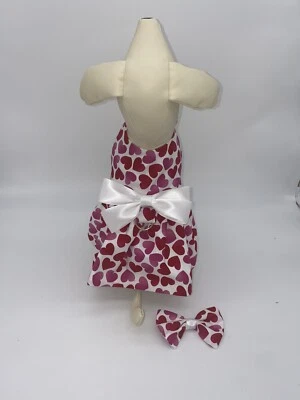 VESTIDO DE PERRO HECHO A MANO CORAZONES DE SAN VALENTÍN ARNÉS PARA PERRO PEQUEÑO LAZO DE PELO GRATIS Foto 1 de 4